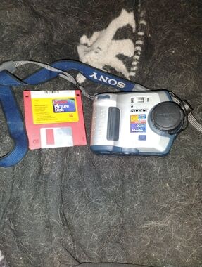 Sony FD Mavica MVC-FD100 Digital Still Camera w/ 3.5 Floppy NO BATTERY UNTESTED